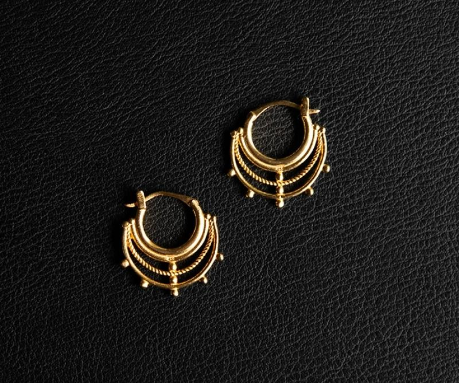 Woman wearing stacked 22K gold vermeil rings by Noir KĀLA, handcrafted by Rajasthani artisans.